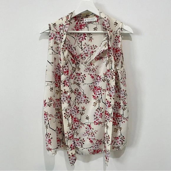 Jon & Anna Sleeveless Blouse with Tie Neck in Cherry Blossom Sakura Print Size M - Picture 3 of 16